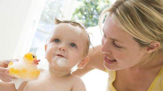 Beneficios de jugar con tu bebé al bañarlo