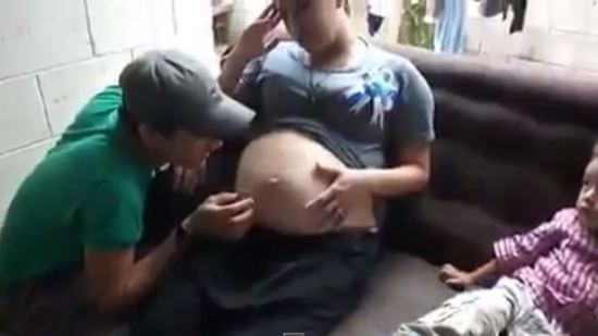 Bebé obedece a papá desde el vientre materno