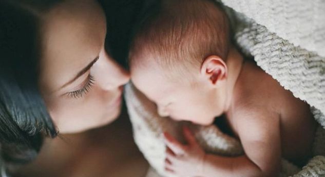 ¿Debo despertar a mi bebé para alimentarlo?