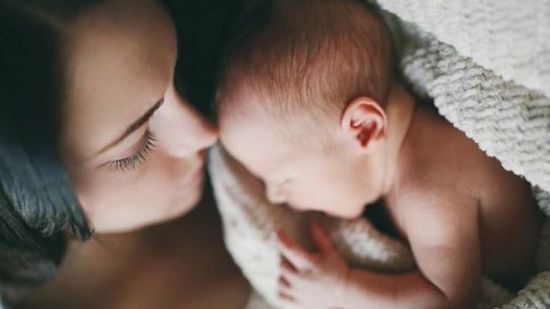 ¿Debo despertar a mi bebé para alimentarlo?