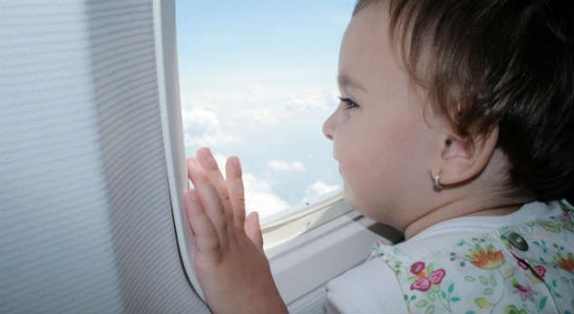 7 tips para viajar en avión con un bebé