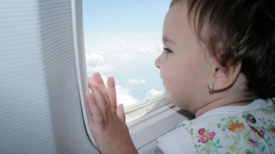 7 tips para viajar en avión con un bebé