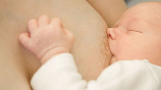 5 posturas para dar pecho a tu nene