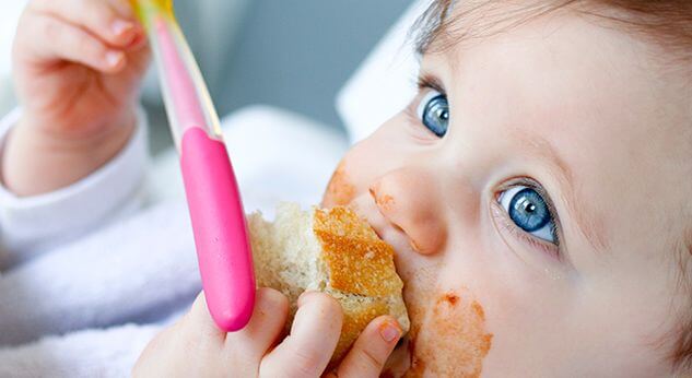 4 alimentos que no debería comer un bebé