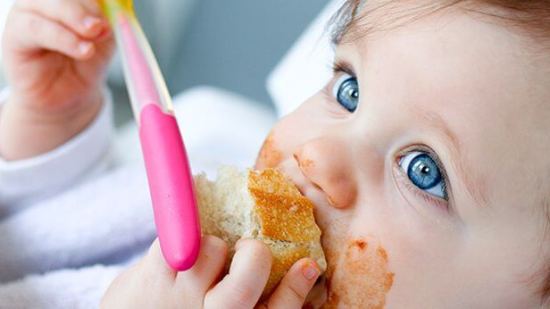 4 alimentos que no debería comer un bebé