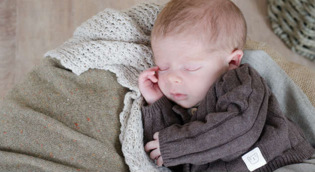 3 posturas para dormir al bebé