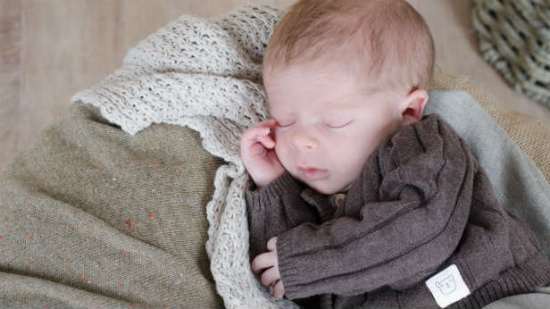 3 posturas para dormir al bebé