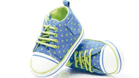Por qué tu bebé se quita los zapatos
