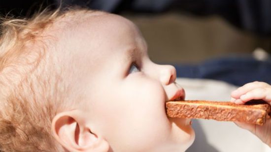 Alimentación en el sexto mes: ¿Cuándo puedes darle gluten?