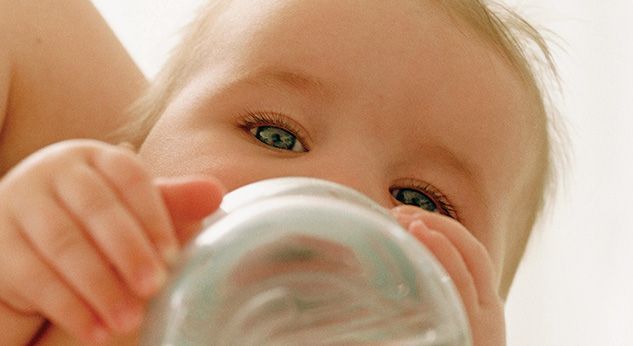 ¿Por qué los bebés no toman agua?