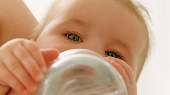 ¿Por qué los bebés no toman agua?