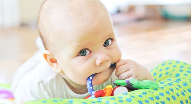 Cómo calmar las molestias de los primeros dientes