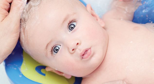 Cómo bañar a tu bebé fuera de casa