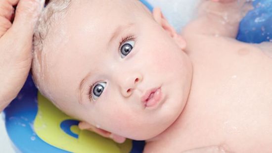 Cómo bañar a tu bebé fuera de casa