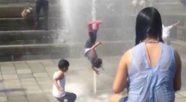 Video de una niña que sale volando en una fuente revela los peligros de un ?inofensivo juego?