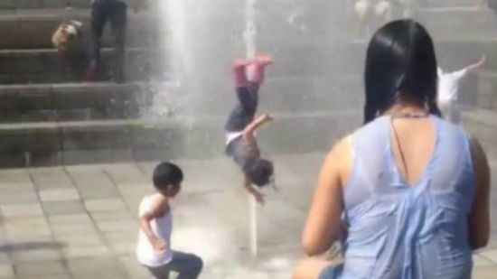 Video de una niña que sale volando en una fuente revela los peligros de un ?inofensivo juego?
