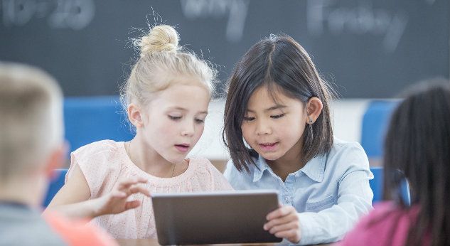 El uso de tabletas y celulares está dañando la visión de los niños