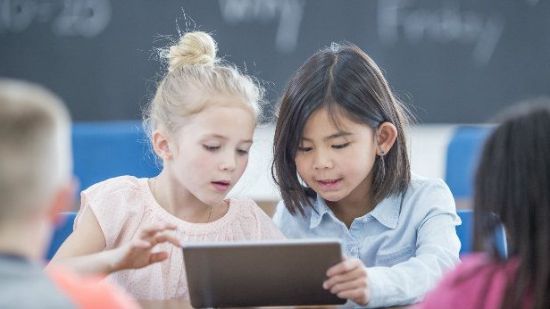 El uso de tabletas y celulares está dañando la visión de los niños