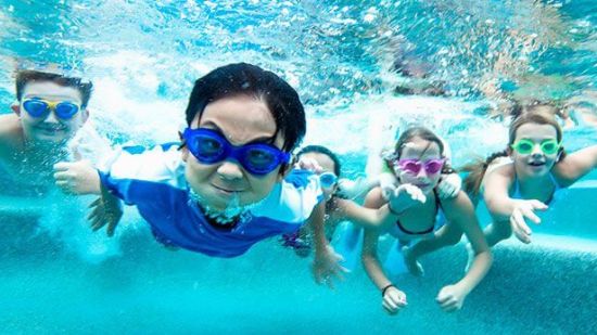 3 tips para prevenir la otitis del nadador en los niños