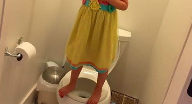 ¿Por qué esta pequeña se encuentra sobre el inodoro de su casa?