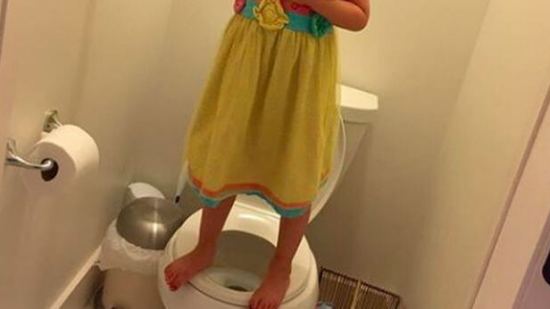 ¿Por qué esta pequeña se encuentra sobre el inodoro de su casa?
