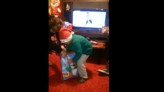 La increíble respuesta de un niño que recibe ?carbón? en Navidad por portarse mal