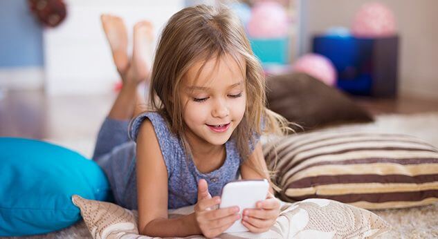 5 recomendaciones de expertos sobre el uso de celulares y tabletas en niños
