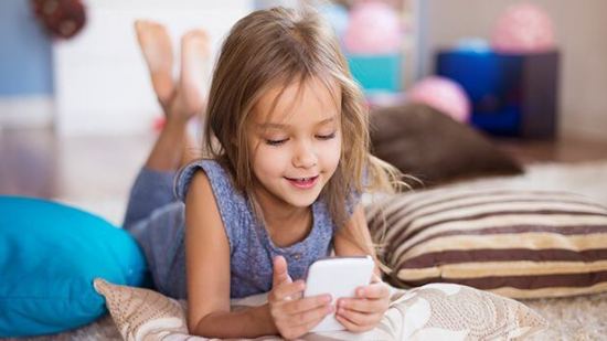 5 recomendaciones de expertos sobre el uso de celulares y tabletas en niños
