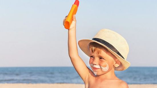 Razones por las que familia debe usar protector solar todos los días