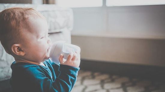 Esta es la razón por la que tu hijo siempre piden un vaso de agua antes de dormir