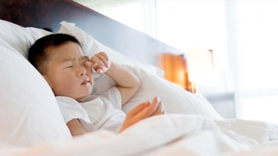 ¿Tu hijo despierta confundido y habla lento? Podría tratarse de ?despertar confuso?