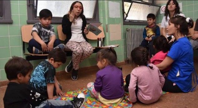 Grupo de psicólogas leen cuentos a niños que esperan consulta