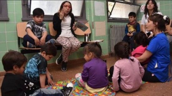 Grupo de psicólogas leen cuentos a niños que esperan consulta