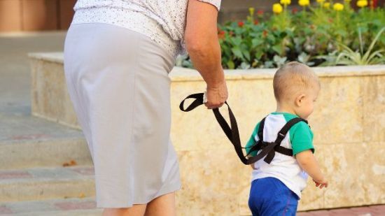 Pros y contras del uso de correas o lazos para salir con niños