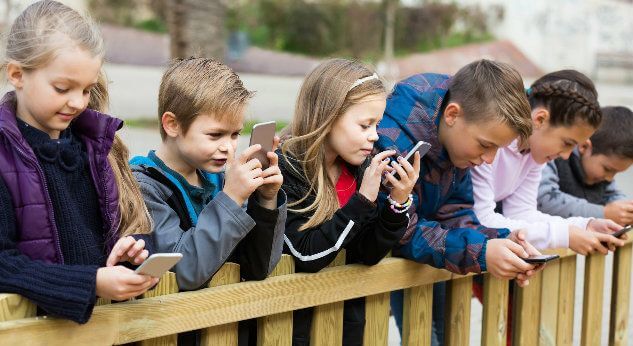 Prohiben el uso de dispositivos móviles en los colegios de Francia
