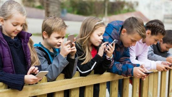 Prohiben el uso de dispositivos móviles en los colegios de Francia