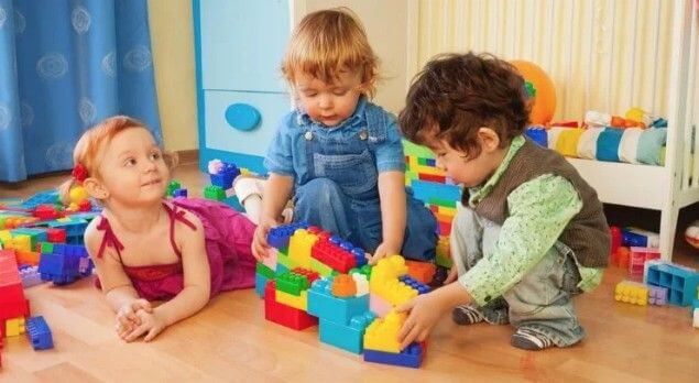 ¿Por qué no debemos llenarlos de juguetes a los niños en Navidad?