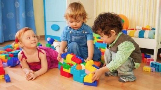 ¿Por qué no debemos llenarlos de juguetes a los niños en Navidad?