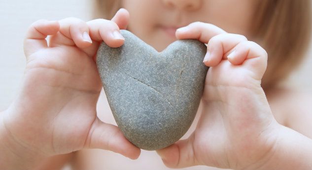 ¿Por qué los niños adoran regalarte piedras?