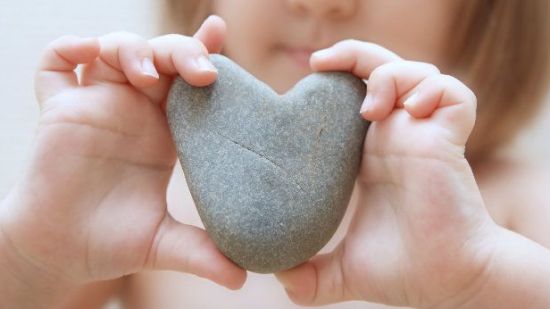 ¿Por qué los niños adoran regalarte piedras?