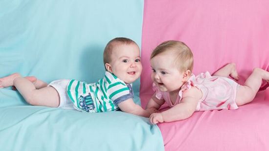 Estudios revelan por qué las niñas prefieren el color rosa y los niños el azul