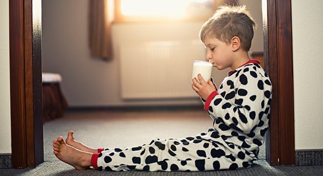 Por qué la leche entera es la mejor para los niños