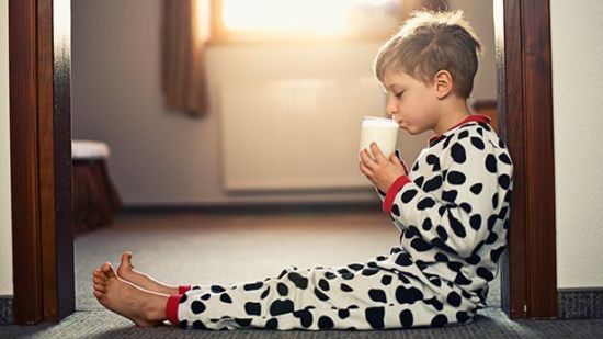 Por qué la leche entera es la mejor para los niños