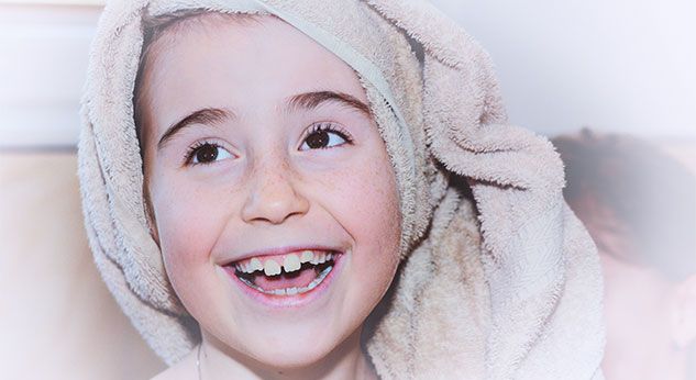 ¿Por qué le salen dientes de tiburón?