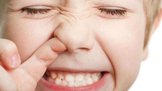 Reconocido neumólogo afirma que comerse los mocos es bueno para la salud infantil