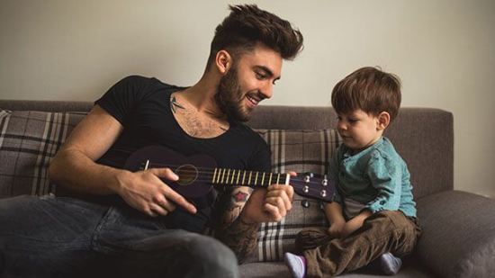 ¿Por qué tu peque se aprende mejor las canciones que las cosas del colegio?