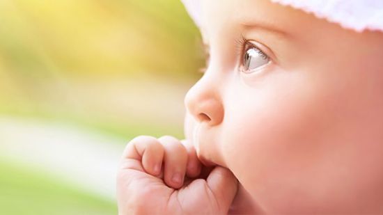¿Por qué mi hijo se chupa el dedo?