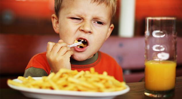 ¿Por qué debes debes evitar las papas fritas en la dieta de tu hijo?