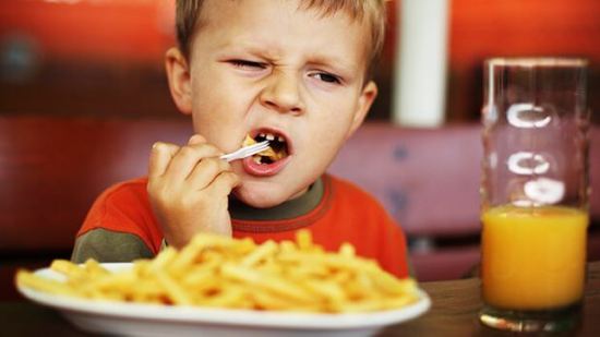 ¿Por qué debes debes evitar las papas fritas en la dieta de tu hijo?