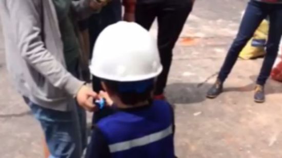 Pequeño enternece las redes al repartir dulces a rescatistas